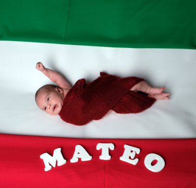 Neugeborenes Baby auf Flagge mit 3D gedrucktem Namen.