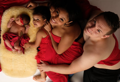 Neugeborenes Baby mit ganzer Familie