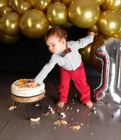 Schüchtern wagt sich das Baby an den Kuchen