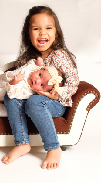 Geschwisterpaar auf kleinem Minisofa für großen Fotoshootingspaß.
