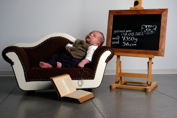Neugeborenes Baby als Professor