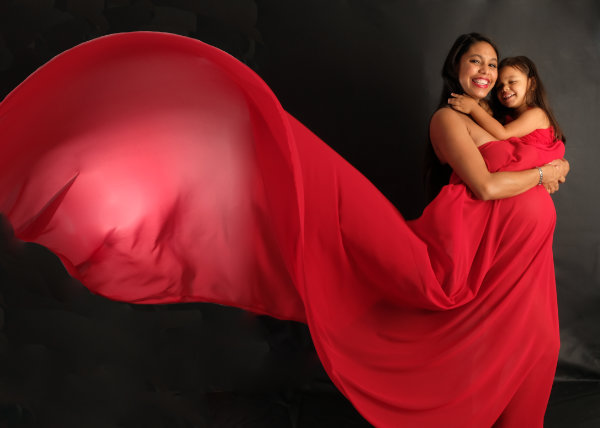 Ein Babybauchshooting braucht mit edlen Kleidern viel Platz, dafür ist ein Fotostudio ideal.